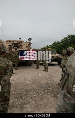 Il sergente maggiore dell'esercito Michael A. Grinston (a sinistra), parla al SPC. Jesse Karr, 19 Cavalry 2° Armored Brigade Combat Team, 1° Divisione Cavalry, informazioni sulle caserme Soldier a Fort Hood, Texas, 15 aprile 2021. Le caserme di Fort Hood sono state in fase di ristrutturazione parte dell'iniziativa People First e di portare la qualità della vita per i soldati. Foto Stock