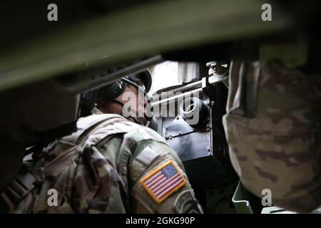 Grinston riceve un brief dai soldati della seconda squadra di combattimento Brigade (2nd ABCT), 1° divisione di fanteria a Fort Hood circa il veicolo di combattimento Bradley in Texas, 15 aprile 2021. I soldati del 2° ABCT hanno dato a Grinston un tour del veicolo e delle sue capacità di combattimento. Il Bradley è progettato per trasportare fanteria o scout con protezione da armature, fornendo al contempo fuoco di copertura per sopprimere le truppe nemiche e veicoli blindati. Foto Stock