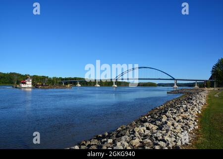 Un Tug della Army Corp of Engineering spinge una chiatta carica di materiali da costruzione sul fiume Mississippi oltre Savanna, Illinois. Foto Stock