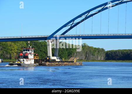 Un Tug della Army Corp of Engineering spinge una chiatta carica di materiali da costruzione sul fiume Mississippi oltre Savanna, Illinois. Foto Stock