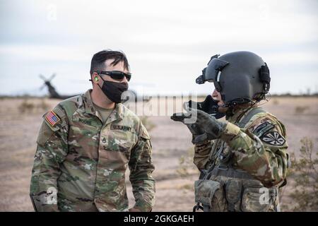 Il soldato della Riserva dell'Esercito degli Stati Uniti ed un Guardsman nazionale dell'Esercito degli Stati Uniti organizzano un'estrazione dell'elicottero per i soldati durante la competizione del miglior guerriero della Riserva dell'Esercito 2021 il 14 aprile 2021, a Mesa, Ariz. Il 335esimo SC(T) BWC è un evento fisicamente e mentalmente impegnativo che riunisce gli ufficiali non commissionati (NCO) e i soldati da tutto il comando per competere per il titolo di miglior guerriero. Il NCO e il soldato superiore sarà alla competizione del comando della Riserva dell'Esercito degli Stati Uniti più avanti quest'anno. Foto Stock