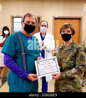 Martin Army Community Hospital Family Medical Home Direttore medico Dr. John Faught riconosciuto dal comando sanitario Regionale Atlantic Commander Briga. Gen. Paula Lodi per i suoi sforzi contro COVID-19. Foto Stock