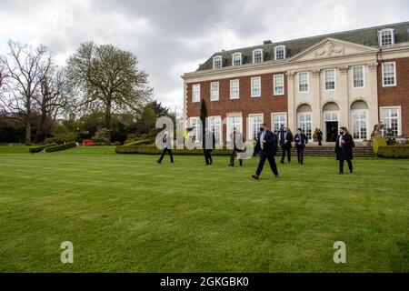 Il Segretario della Difesa Lloyd J. Austin III parte da Winfield House, Londra, 15 aprile 2021. Foto Stock