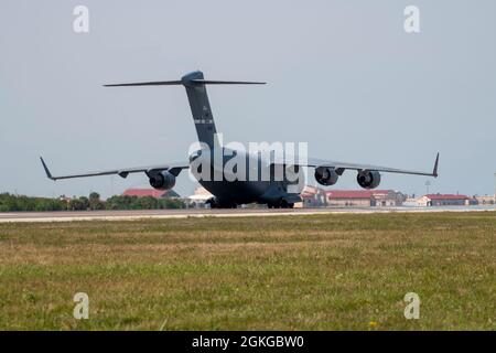 A C-17 Globemaster III dalla base dell'aeronautica di Travis, California, taxi al suo posto di parcheggio alla base dell'aeronautica spaziale di Patrick, Florida, 15 aprile 2021. Il C-17 è in grado di supportare missioni di evacuazione tattica, airdrop e aeromedical. Può trasportare quasi 171,000 libbre di carico. Foto Stock