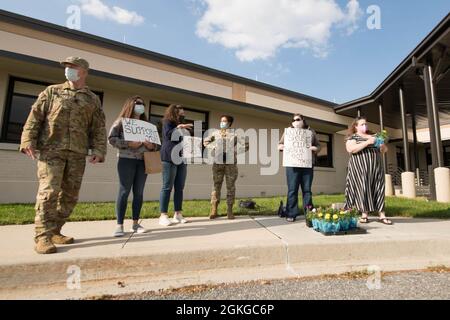 I membri del dover sposi Club si preparano ad accogliere le famiglie alla cena delle famiglie schierate ospitata dal 436th Medical Group sulla base dell'aeronautica di dover, Delaware, 15 aprile 2021. I gruppi provenienti da tutta la 436a Ala Airlift si alternano ad ospitare l'evento trimestrale per ringraziare i membri della famiglia mentre i loro cari sono schierati. Foto Stock