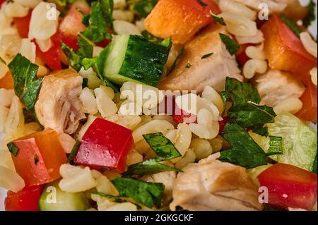 Insalata di macro Tabbouleh. Messa a fuoco selettiva. Tradizionale mediorientale o Arabo piatto di fondo cibo Foto Stock