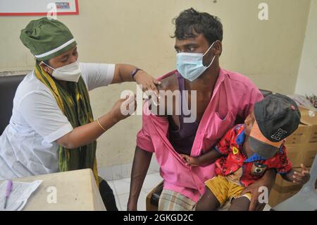 Il personale medico somministra una dose del vaccino China Sinopharm COVID-19 presso il centro di vaccinazione Jaintapur Upazila Health Complex. Sylhet, Bangladesh. Foto Stock