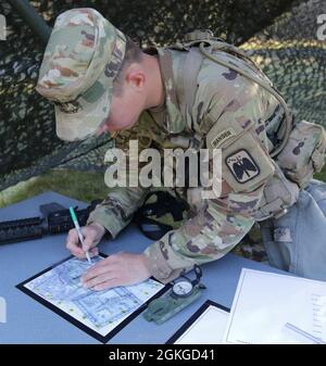 SGT. Daniel Horning e SPC. Austin Falerios, sedicesimo brigato dell'aviazione di combattimento, gareggia nella settima edizione del concorso migliore guerriero della Divisione di fanteria alla base congiunta Lewis-McChord, Washington, 13 aprile 15, 2021. I soldati sono stati testati sulla loro disponibilità e padronanza dei fondamentali. Foto Stock