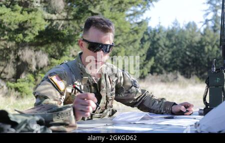 SGT. Daniel Horning e SPC. Austin Falerios, sedicesimo brigato dell'aviazione di combattimento, gareggia nella settima edizione del concorso migliore guerriero della Divisione di fanteria alla base congiunta Lewis-McChord, Washington, 13 aprile 15, 2021. I soldati sono stati testati sulla loro disponibilità e padronanza dei fondamentali. Foto Stock