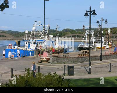 Vista panoramica di barche e pescherecci da traino ormeggiati alla parete del porto presso il porto di pescatori di Kirkcudbright sul fiume Dee, nel sud-ovest della Scozia. Foto Stock