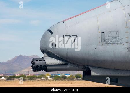 Una U.S. Air Force A-10 Thunderbolt II si trova sulla linea di volo alla base dell'aeronautica militare, Arizona, 15 aprile 2021. L'A-10 è stato il primo aereo dell'aeronautica degli Stati Uniti progettato specificamente per il supporto dell'aria stretta delle forze del suolo. Foto Stock