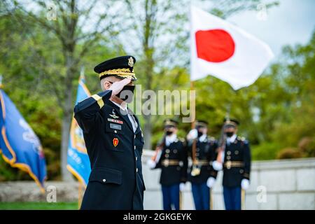 Omar J. Jones IV, comandante generale, quartier generale delle forze congiunte – National Capital Region / Military District of Washington rende onore all'arrivo del primo ministro del Giappone Yoshihide Suga Arlington National Cemetery, Arlington, Virginia, 16 aprile 2021. Foto Stock