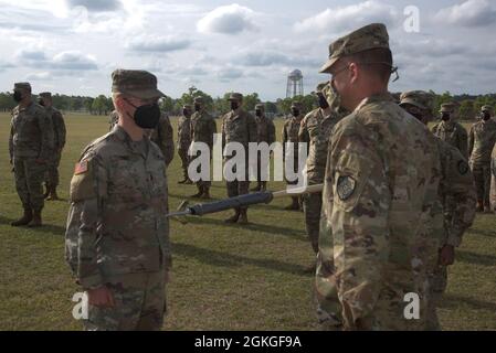 John Popiak, comandante della Brigata di protezione informatica dell'esercito (destra), e Stephen Yonke (sinistra) si preparano a scoprire i colori del distacco del Raptor della brigata durante una cerimonia di attivazione per il distacco a Fort Gordon, GA., 15 aprile 2021. Foto Stock