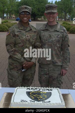 SGT. 1° classe Britney Byrd (a sinistra), primo sergente per il distacco del Raptor della Brigata di protezione informatica dell'Esercito, e 1° Lt. Stephen Yonke, comandante del distacco, pausa per una foto durante una cerimonia di attivazione per il distacco del Raptor della Brigata a Fort Gordon, GA., 15 aprile 2021. Foto Stock