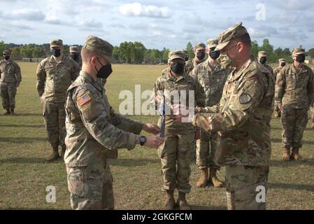 John Popiak, comandante della Brigata per la protezione informatica dell'esercito (destra), e Stephen Yonke (sinistra) i colori del distacco del Raptor della brigata durante una cerimonia di attivazione per il distacco a Fort Gordon, GA., 15 aprile 2021. Foto Stock