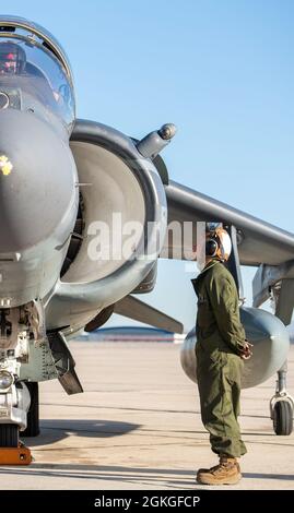 PFC marino. Byrd, capitano di un aereo di Marine Attack Squadron 223, Cherry Point, North Carolina, attende i segnali da un pilota AV-8B Harrier a Gowen Field, Boise, Idaho, 16 aprile 2021. I piloti comunicano con i capitani dell'aereo tramite vari segnali manuali prima di tassare l'aereo. Foto Stock