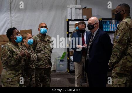 Gli airmen che sostengono il Centro di vaccinazione della Comunità di Tampa Brief il Sig. John P. Roth, Segretario di azione dell'Aeronautica militare, al Centro di vaccinazione della Comunità a Tampa, Florida, 16 aprile 2021. Roth ha visitato il CVC per mostrare supporto a tutto il personale che gestisce e supporta la risposta vaccinale. Il comando del Nord degli Stati Uniti, attraverso l'Esercito del Nord degli Stati Uniti, rimane impegnato a fornire un supporto continuo e flessibile al Dipartimento della Difesa all'Agenzia federale di gestione delle emergenze come parte della risposta dell'intero governo al COVID-19. Foto Stock