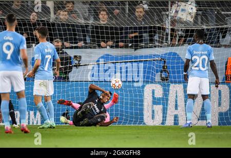 Juventus Alex Sandro (C) segna il gol di apertura durante la partita di calcio del gruppo H della UEFA Champions League tra Malmo FF e Juventus FC al Malmo New Stadium di Malmo, Svezia, il 14 settembre 2021. Foto: Anders Bjuro / TT / code 11830 *** SWEDEN OUT *** Foto Stock