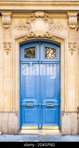 Parigi, una porta di legno blu, edificio tipico nel centro Foto Stock