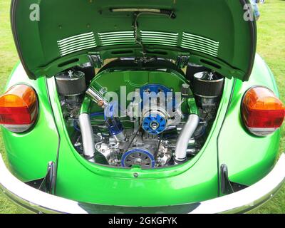Vista posteriore di un berretto VW verde brillante con il suo motore immacolato splendente alla luce del sole; in mostra al classico show auto a Delatre Abbey. Foto Stock