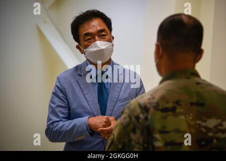 CAMP HUMPHREYS, Repubblica di Corea - il sig. Jung, Jang Seon, il sindaco di Pyeongtaek City, Repubblica di Corea, riceve un tour della clinica di immunizzazioni COVID-19 qui dal Colon. Huy Q. Luu, il 5499° Centro ospedaliero e il comandante dell'ospedale comunitario dell'esercito Brian D. Allgood, aprile 16. Il sig. Jung ha visitato Humphreys per discutere il rapporto forte fra Pyeongtaek e Humphreys con la direzione, così come ricevere i giri delle varie strutture e assistere ad una cerimonia di memorializzazione del cancello. Foto Stock