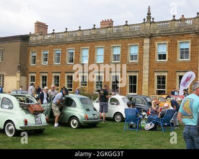 La classica mostra di auto durante il fine settimana del patrimonio ha attirato grandi folle di appassionati nel parco di Delatre Abbey a Northampton, settembre 2021. Foto Stock