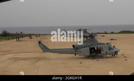 Un corpo marino statunitense UH-1Y Venom ed elicotteri Viper AH-1Z assegnati a Marine Light Attack Helicopter Squadron (HMLA) 267 atterrano in un punto di armamento e rifornimento durante un esercizio di prove di missione (MRX) presso la struttura di addestramento IE Shima, Okinawa, Giappone, 16 aprile 2021. MRX è stato un evento culminante per l'HMLA-267 quando si è avvicinata alla fine del loro tempo a Okinawa come parte del programma di implementazione delle unità.