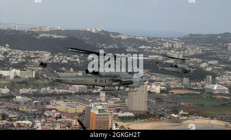 Gli elicotteri da attacco Viper AH-1Z del corpo marino degli Stati Uniti assegnati a Marine Light Attack Helicopter Squadron (HMLA) 267 volano durante un esercizio di prova di missione (MRX) sopra Okinawa, Giappone, 16 aprile 2021. MRX è stato un evento culminante per l'HMLA-267 quando si è avvicinata alla fine del loro tempo a Okinawa come parte del programma di implementazione delle unità. Foto Stock