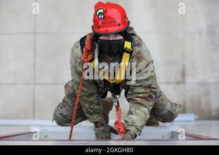 SPC. Joshua Klotzbach, un ingegnere di combattimento assegnato alla Bravo Company, 152nd Battaglione di Ingegnere Brigata della Guardia Nazionale dell'Esercito di New York, scende dal lato di un edificio durante un esercizio di addestramento collettivo della forza di risposta Homeland a East Amherst, New York, il 16 aprile. Klotzbach e la sua unità sono assegnati all'elemento di ricerca ed estrazione della FEMA Regione II HRF, incaricato di salvare le vittime durante le catastrofi naturali e di origine umana. Foto Stock