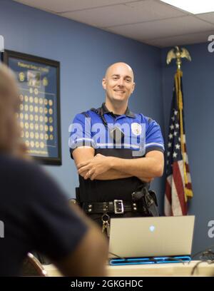 Il funzionario della polizia Aaron Williams del Dipartimento di polizia di New Bern e il valutatore Bike Safe North Carolina insegna una lezione ai membri del programma di Mentorship motociclistica di Cherry Point a New Bern, North Carolina, 16 aprile 2021. La formazione si concentra sulla valutazione delle capacità dei motociclisti e sulla loro conoscenza dei rischi e dei fattori attenuanti durante la guida di una motocicletta. Foto Stock