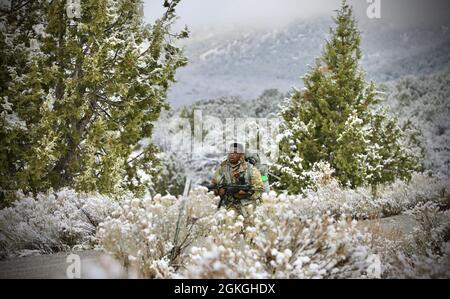 Personale della Riserva dell'esercito Sgt. Jonathan Boyden, un comandante di veicoli nucleari, biologici, chimici e di ricognizione M1135 e nativo di Shreveport, Louisiana, assegnato alla 327a Chemical Company, 415th Chemical Brigade, 76th Operational Response Command, marciò attraverso alcuni alberi innevati e arbusti durante una marcia di cazzo di 12 miglia a Camp Williams, Utah, aprile 16. Boyden è stato uno dei quindici soldati della Army Reserve provenienti da tutto il paese che recentemente è venuto a Camp Williams per competere in un Joint Command Best Warrior Competition che ha sfidato i soldati con cinque giorni di rigoroso fisico e mentale Foto Stock