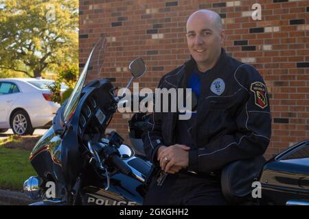 Il nuovo funzionario della polizia di Berna Aaron Williams, valutatore del programma Bike Safe NC, ha condotto una formazione congiunta con il Cherry Point Motorcycle Mentorship Program a New Bern, North Carolina, 16 aprile 2021. La formazione consente al dipartimento di polizia e alla comunità di instaurare un rapporto e di acquisire una migliore comprensione reciproca. Foto Stock