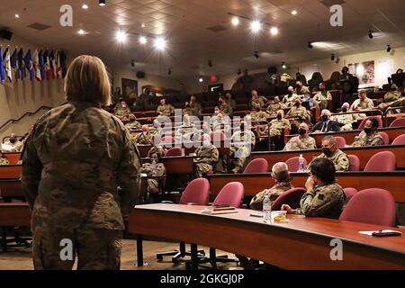 88° Divisione di preparazione che comanda il generale, il generale generale generale generale generale generale generale Darrell Guthrie, e l'88° comando RD Sergente maggiore, comando Sgt. Il Major Gregory Betty ha ospitato un stand-down per affrontare l'estremismo nelle file. Hanno partecipato anche l'ottantesimo RD Vice comandanti generali, Briga. Gen. John Hafley, Briga. Gen. Maria Juarez. La conversazione è stata sincera, onesta e ha sottolineato l'importanza delle connessioni familiari nelle nostre organizzazioni e unità della Riserva dell'Esercito e dell'Esercito degli Stati Uniti, la necessità fondamentale di rispetto e dignità nelle interazioni tra tutti i soldati, e l'insistenza del comandante nel vivere l'Esercito V Foto Stock