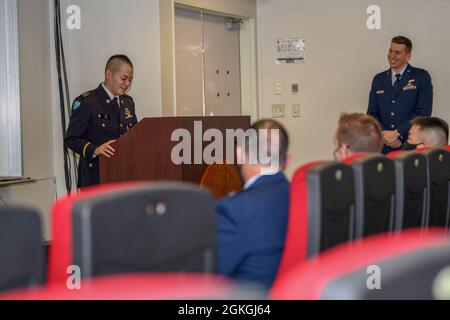 Ryosuke Taki, Japan Ground Self-Defense Force, 1st Airborne Brigade, Section III Headquarters training officer parla della sua esperienza durante l'esercizio Airborne 21 sulla base aerea di Yokota, Giappone, 16 aprile 2021. La leadership e il ruolo attivo di Taki nelle relazioni tra gli Stati Uniti e il Giappone hanno raggiunto importanti traguardi per l'Alleanza USA-Giappone. Ha dimostrato di essere strumentale in diverse operazioni ed esercizi bilaterali come il salto di Capodanno, Cobra Gold e Airborne 21. Foto Stock