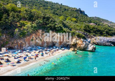 Famosa spiaggia di Mylopotamos a Tsagarada di Pelion in Grecia. Foto Stock