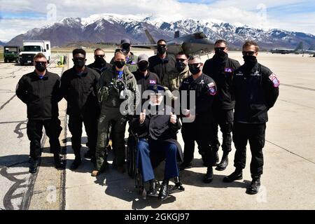 Air Force Colon (Ret.) Gail Halvorsen, il “berlinese Candy Bomber”, si pone per una foto con il Team dimostrativo F-35A Lightning II dopo una sessione di prove di squadra dimostrative del 16 aprile 2021, presso la base dell'aeronautica militare Hill Air Force base, Utah. Halvorsen e i membri della famiglia hanno assistito alla demo F-35 e poi hanno visitato il pilota e il team dimostrativi. Foto Stock