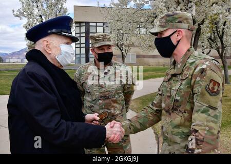 Air Force Colon (Ret.) Gail Halvorsen (a sinistra), il “berlinese Candy Bomber”, è accolto da Tech. SGT. Daniel Sargent (a destra) e Capo Maestro Sgt. Andrew Slater, entrambi con il 75° Squadrone Logistics Readiness, 16 aprile 2021, durante una visita alla base dell'aeronautica di Hill, Utah. Sargent è stato il Colon. Gail Halvorsen 2019 eccezionale Air Transportation individuale dell'anno vincitore del premio per l'Air Force Materiel Command. Foto Stock