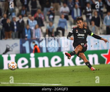 La Juventus Paulo Dybala segna un rigore durante la partita di calcio del gruppo H della UEFA Champions League tra Malmo FF e Juventus FC al Malmo New Stadium di Malmo, Svezia, il 14 settembre 2021. Foto: Andreas Hillergren / TT / code 10600 *** SWEDEN OUT *** Foto Stock