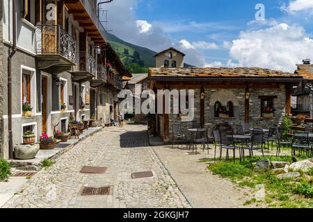 CHIANALE, ITALIA - 22 ago 2021: Un tipico borgo italiano di Chianale circondato da zone montagnose in Piemonte Foto Stock