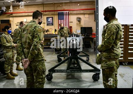 Gli studenti ROTC dell'Aeronautica militare statunitense, assegnati al distaccamento 218, Terre Haute, Indiana, visitano la 122esima ala dei combattenti, base della Guardia Nazionale dell'Indiana, il 16 aprile 2021, a Fort Wayne, Indiana. Gli studenti di Air Force ROTC hanno appreso del cannone GAU-8 Avenger da 30 mm utilizzato nell'aeromobile A-10 Thunderbolt II. Foto Stock