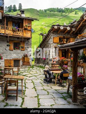 CHIANALE, ITALIA - 22 ago 2021: Un tipico borgo italiano di Chianale circondato da zone montagnose in Piemonte Foto Stock