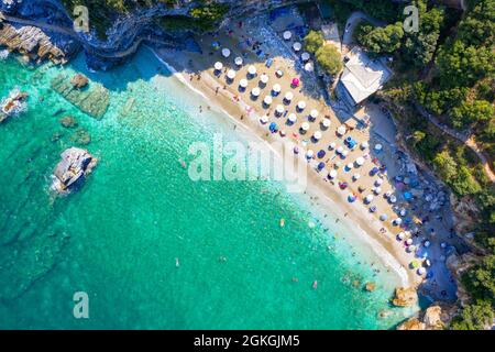 Famosa spiaggia di Mylopotamos a Tsagarada di Pelion in Grecia. Foto Stock