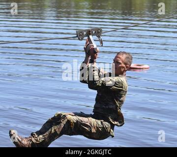 John Bomsta e il suo compagno di squadra, Sgt. Nathan Smith di prima classe della Guardia Nazionale dell'Esercito del Virginia Occidentale, finì come la squadra più alta della Guardia Nazionale il 18 aprile al Concorso migliore Ranger dell'Esercito degli Stati Uniti e la decima delle 51 squadre dell'Esercito degli Stati Uniti che gareggiavano. Foto Stock