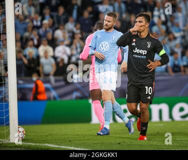 Juventus Paulo Dybala (R) festeggia dopo aver segnato un rigore durante la partita di calcio del gruppo H della UEFA Champions League tra Malmo FF e Juventus FC al Malmo New Stadium di Malmo, Svezia, il 14 settembre 2021. Foto: Andreas Hillergren / TT / codice 10600 *** SWEDEN OUT ** Foto Stock