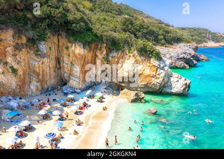 Famosa spiaggia di Mylopotamos a Tsagarada di Pelion in Grecia. Foto Stock