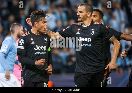 Juventus Paulo Dybala (L) celebra un rigore con il compagno di squadra Leonardo Bonucci durante la partita di calcio del gruppo H della UEFA Champions League tra Malmo FF e Juventus FC al Malmo New Stadium di Malmo, Svezia, il 14 settembre 2021.foto: Andreas Hillergren / TT / code 10600 *** SWEDEN OUT ** Foto Stock