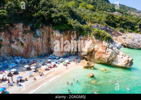 Famosa spiaggia di Mylopotamos a Tsagarada di Pelion in Grecia. Foto Stock