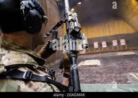 STOCCARDA, GERMANIA (16 aprile 2021) Un soldato delle forze speciali assegnato al 10° Gruppo delle forze speciali ricarica la sua carabina M4 durante una serie di incendi a Panzer Kaserne. L'addestramento di marksmanship assicura che i soldati siano in grado di sparare le pistole e i fucili con precisione in una varietà di condizioni. Foto Stock