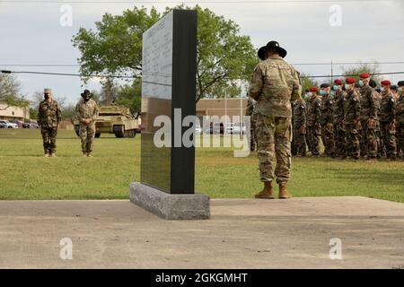 Cappellano (Capt.) Raymond Akerije, II Armored Brigade Combat Team, 1° Divisione Cavalleria, consegna la preghiera di apertura a una formazione di soldati francesi durante una cerimonia di posa della corona al Coalition Partners Memorial Wall della divisione, a Cooper Field, Fort Hood, TX, 17 aprile 2021. La prima squadra e la terza divisione Armored (Francia) si riunirono per onorare (OF-2) Thomas Gauvin che fu ucciso in azione il 13 luglio 2011 e il cui nome è inciso in memoriam sul muro. Foto Stock