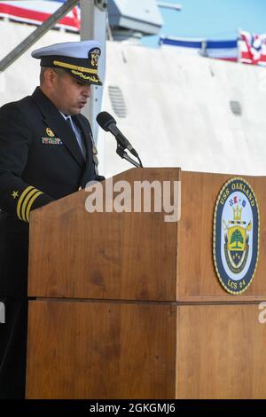 210417-N-YS140-108 Oakland, California (17 aprile 2021) CMdR. Francisco X. Garza, comandante USS Oakland (LCS 24) recita i suoi ordini mentre assume il comando della nave durante la cerimonia di commissioning. LCS è una piattaforma veloce, agile e mission-focalizzata progettata per operare in ambienti vicino alla costa, ma in grado di svolgere attività all'aperto. La LCS può sostenere la presenza in avanti, la sicurezza marittima, il controllo marittimo e la deterrenza. Oakland sarà casa San Diego. Foto Stock